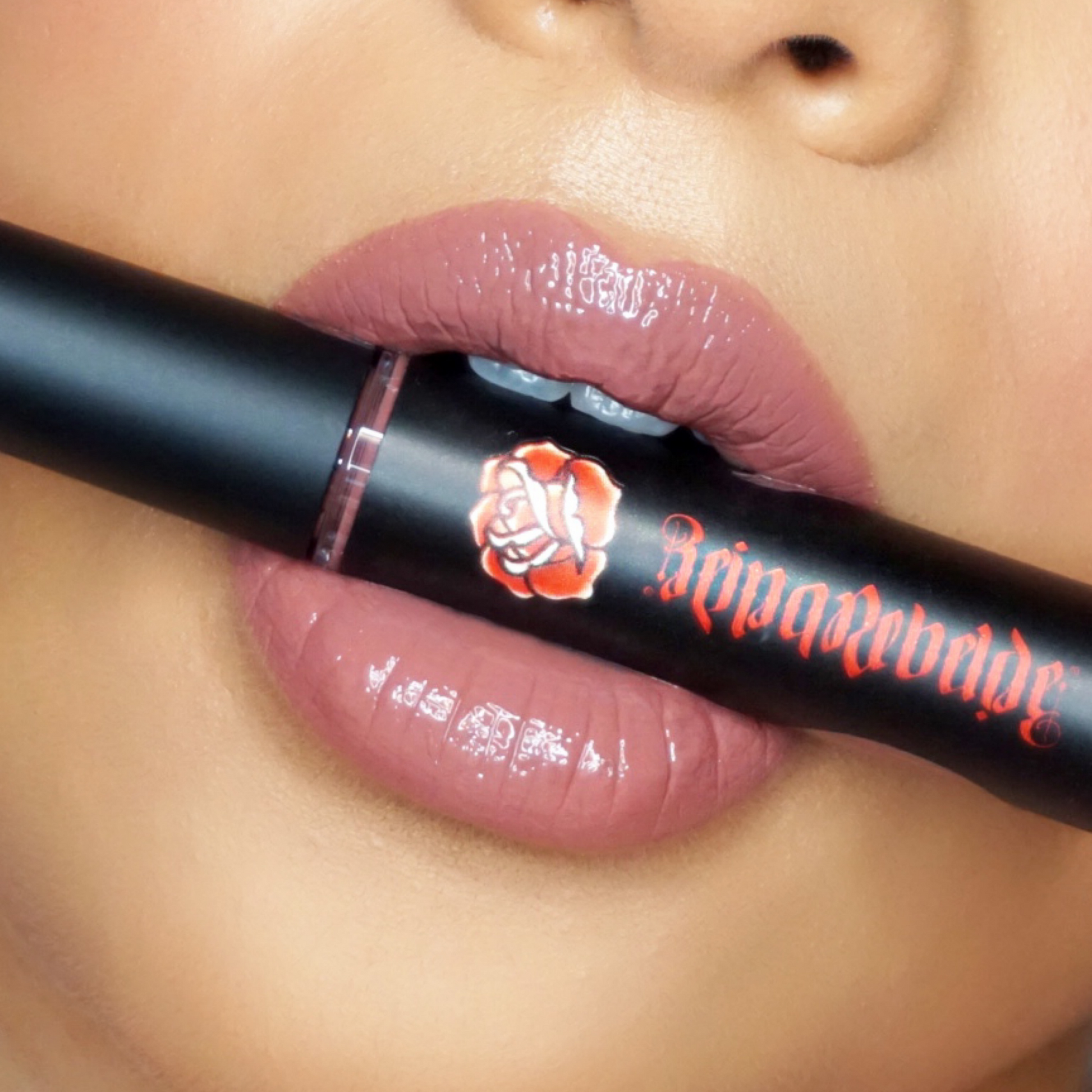 Reina Rebelde Lip Brilliance in Bomba